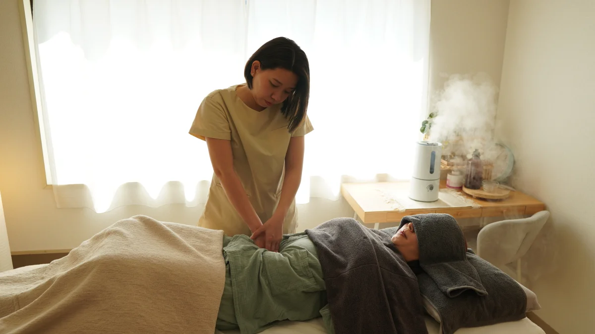 腸もみ専門サロン Lunaでの施術風景