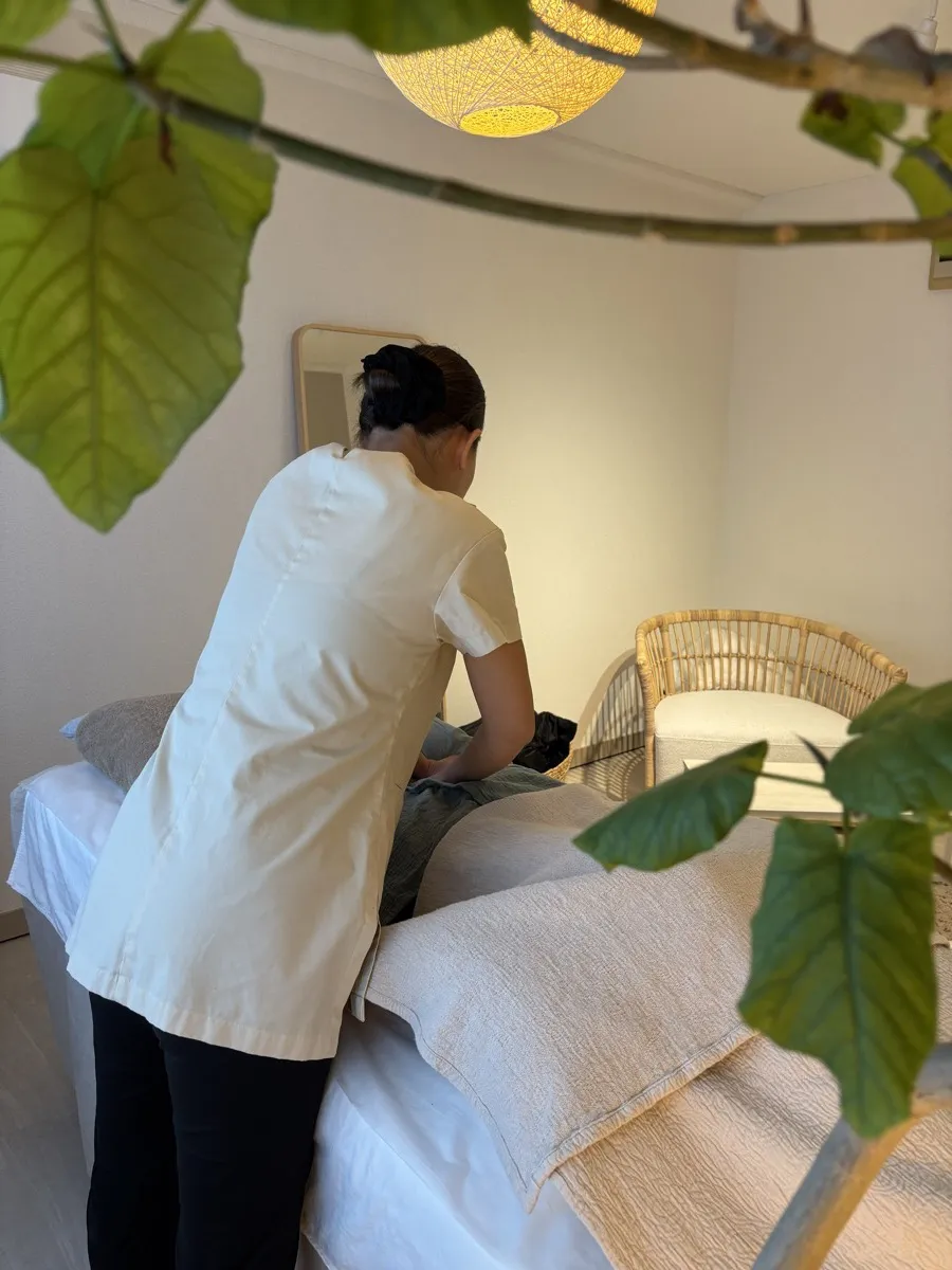 Lunaの腸もみ施術の様子
